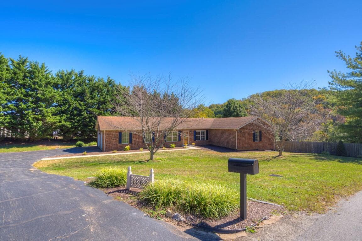 1060 George Edward Via NW, Christiansburg, VA, photo 1 of 38