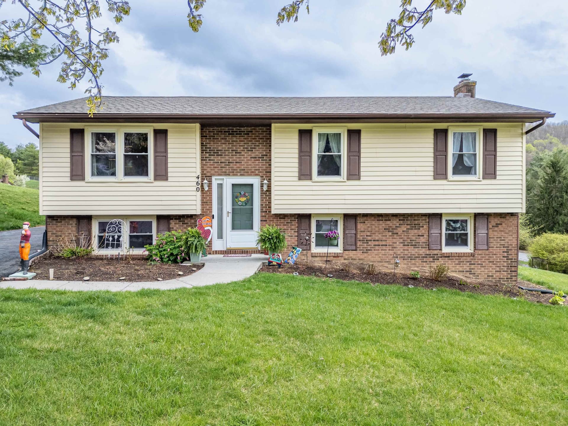 460 Mulberry Drive SW, Christiansburg, VA, photo 1 of 40