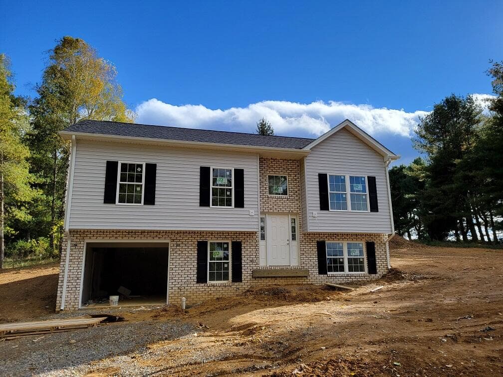 1731 Flaganan Dr, Christiansburg, VA, photo 1 of 13