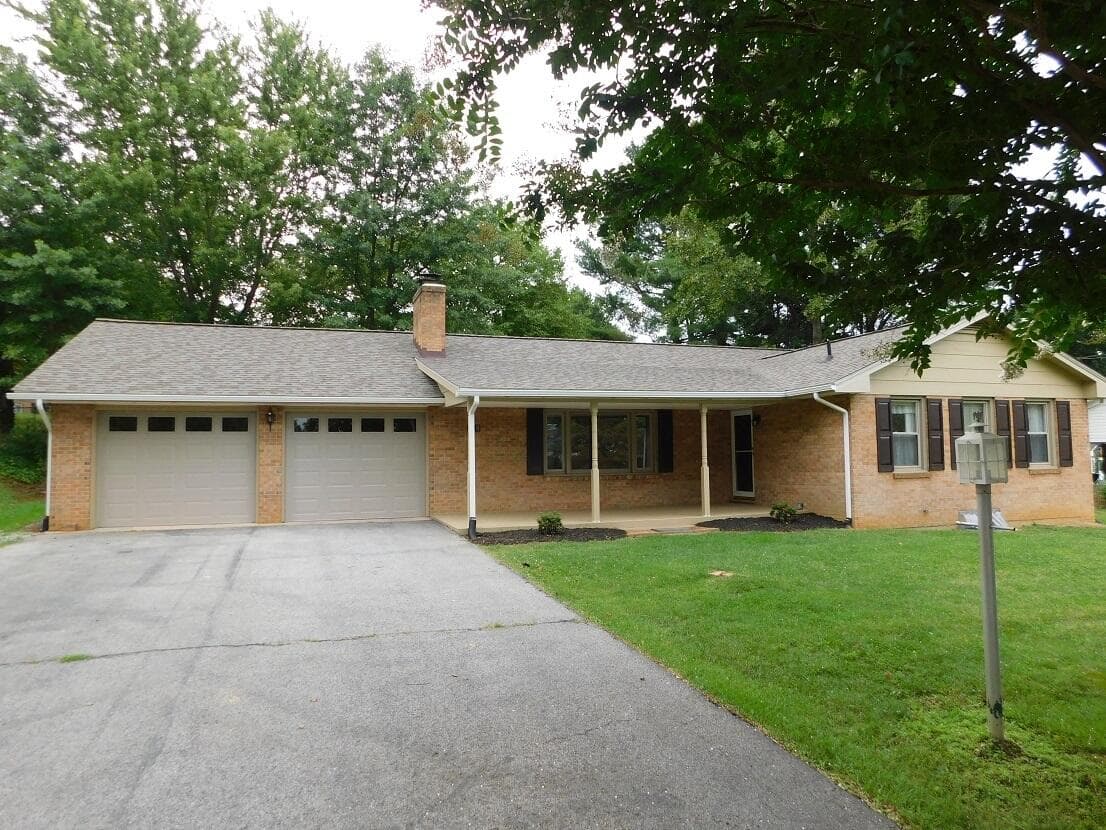 310 Hickory Dr SW, Christiansburg, VA, photo 1 of 30