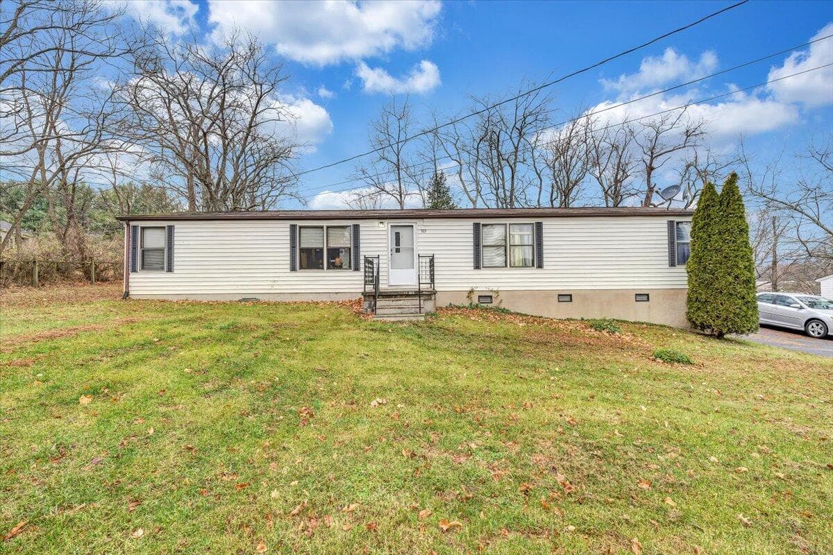 505 Quesenberry St, Christiansburg, VA, photo 1 of 21