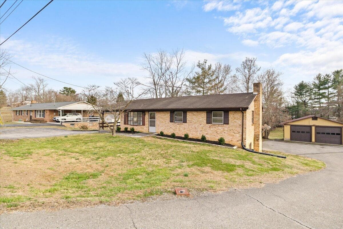 1471 Mud Pike Rd NW, Christiansburg, VA, photo 1 of 33
