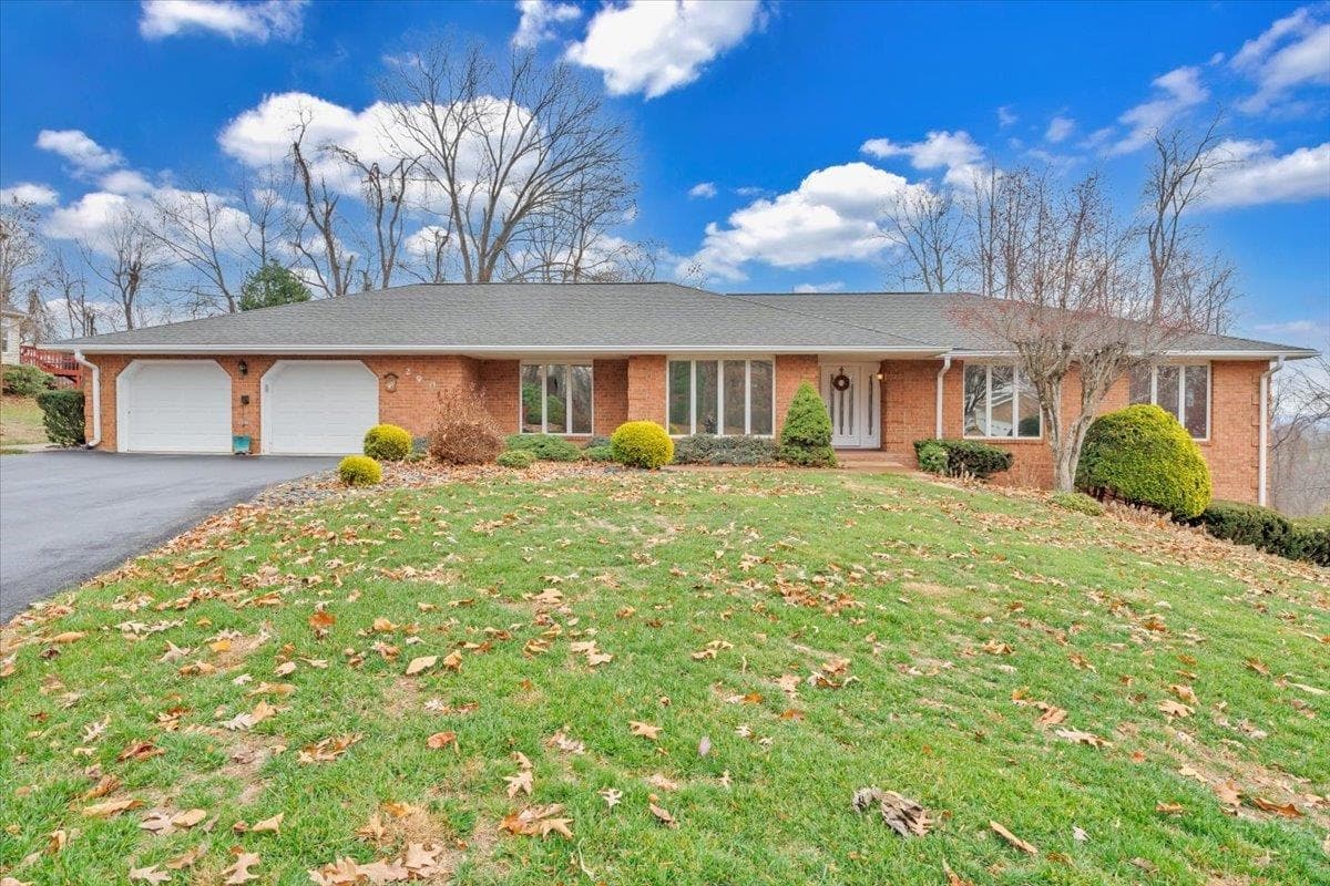 290 Patricia Lane SE, Christiansburg, VA, photo 1 of 40