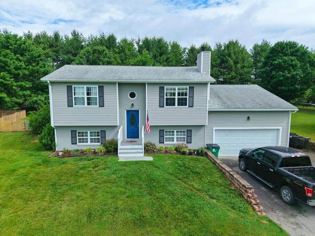 1460 Westview Dr, Christiansburg, VA, photo 1 of 30