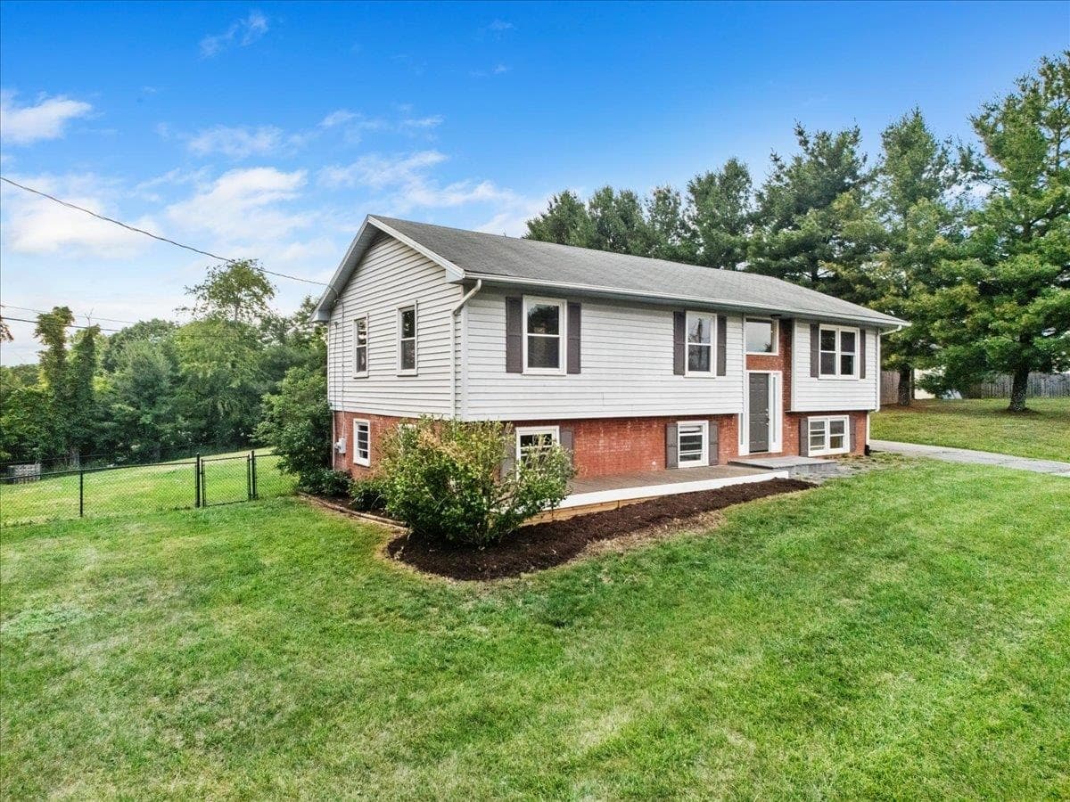 120 SE Howery Street, Christiansburg, VA, photo 1 of 40