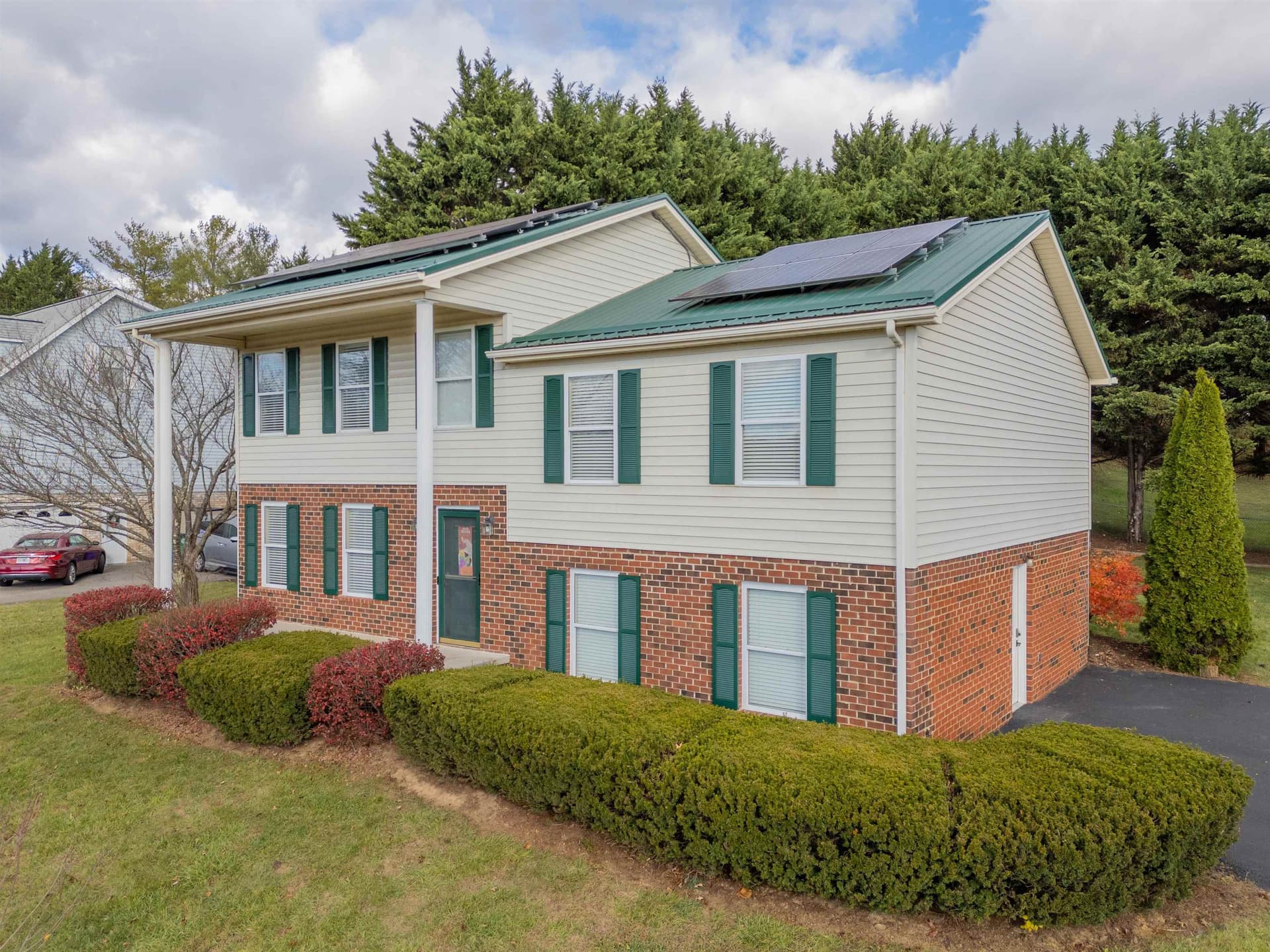 915 George Edward Viaduct, Christiansburg, VA, photo 1 of 40