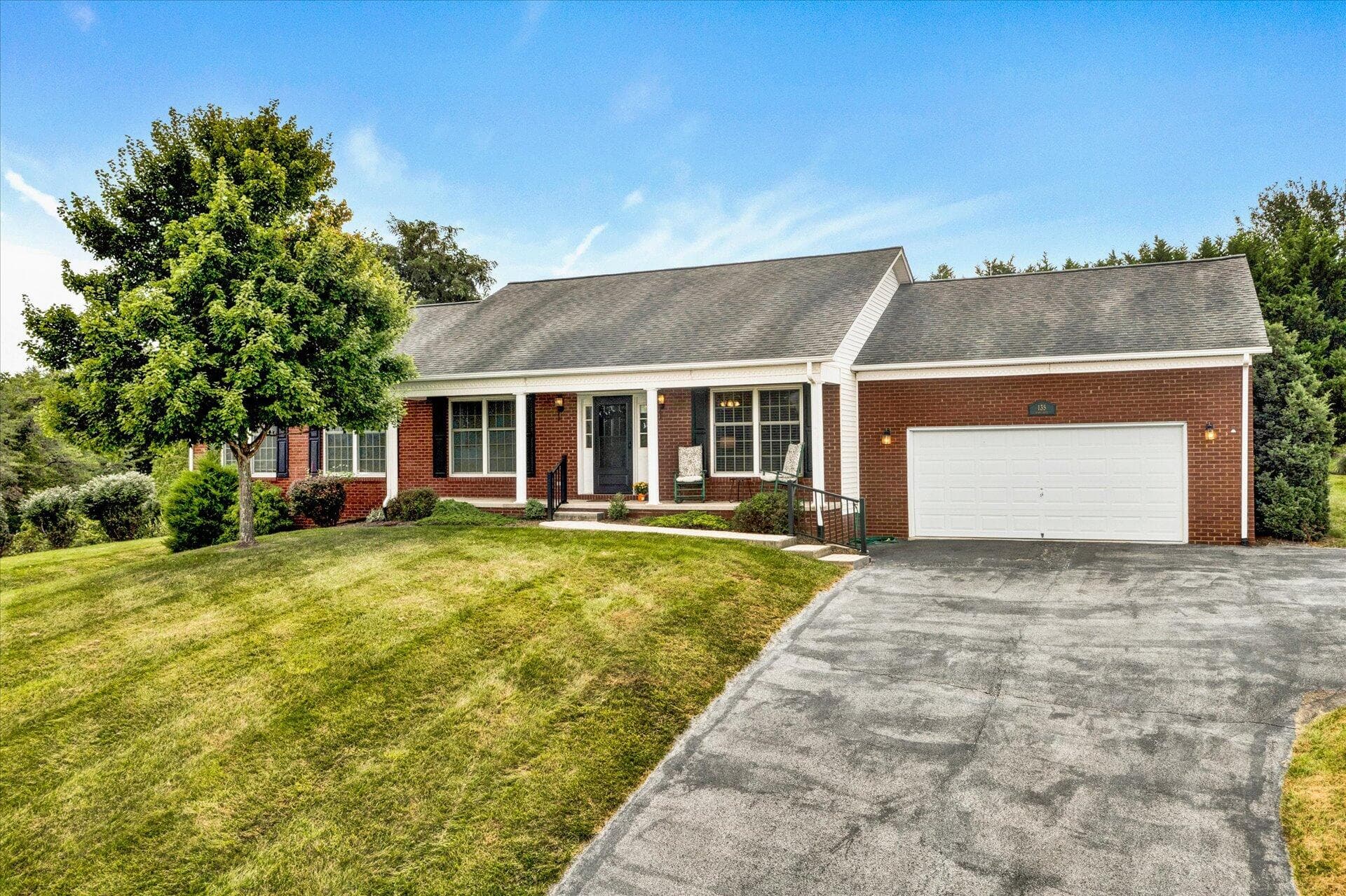 135 Wenn Dr NW, Christiansburg, VA, photo 1 of 37