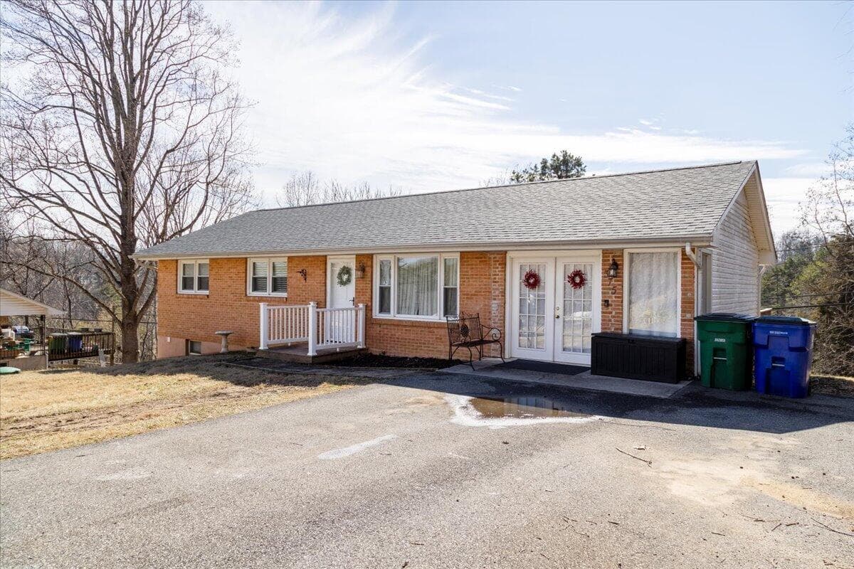 375 Mt Pleasant Rd SE, Christiansburg, VA, photo 1 of 40