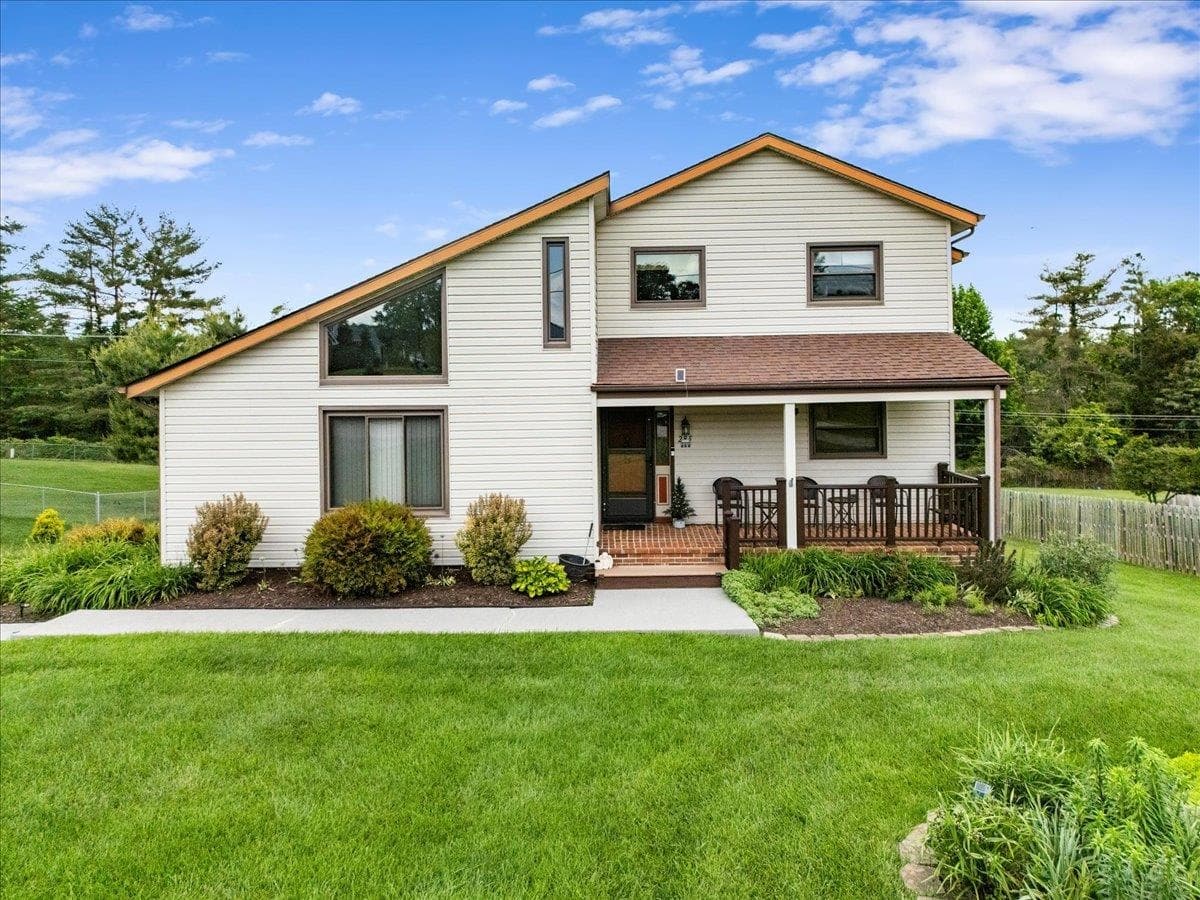 285 Briarwood Drive SW, Christiansburg, VA, photo 1 of 40