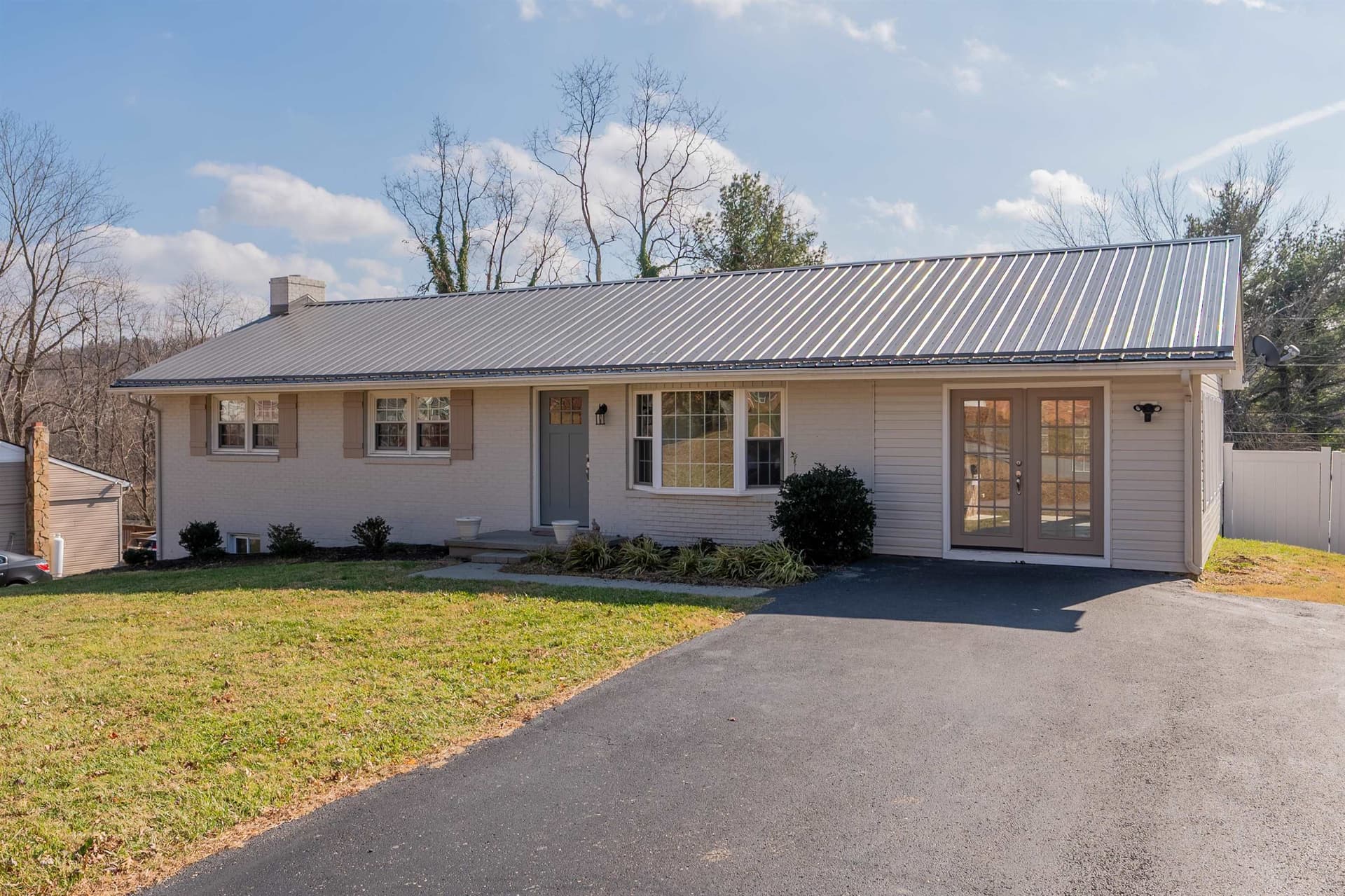 230 Montgomery Street NE, Christiansburg, VA, photo 1 of 40