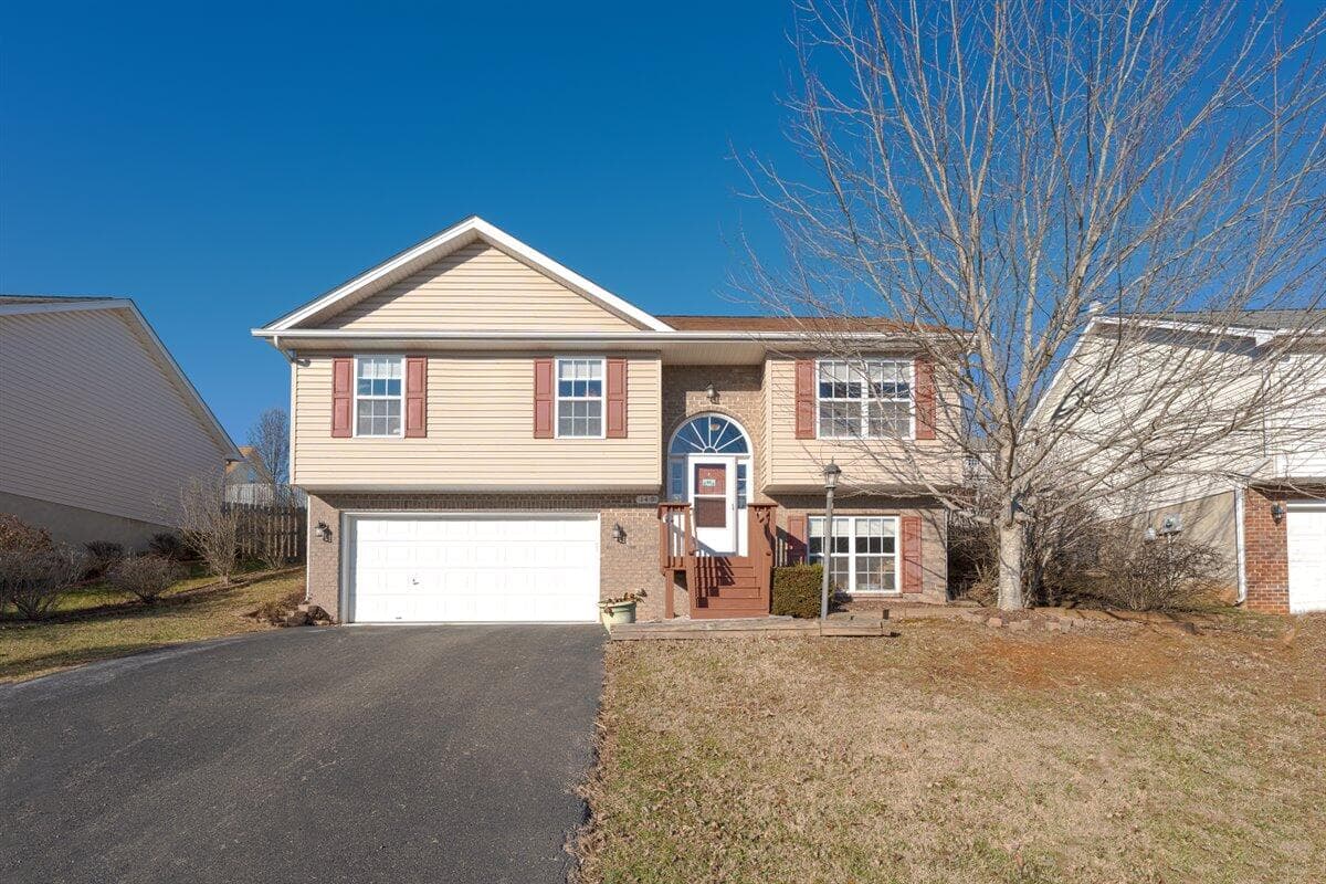 140 Wistaria Drive, Christiansburg, VA, photo 1 of 18
