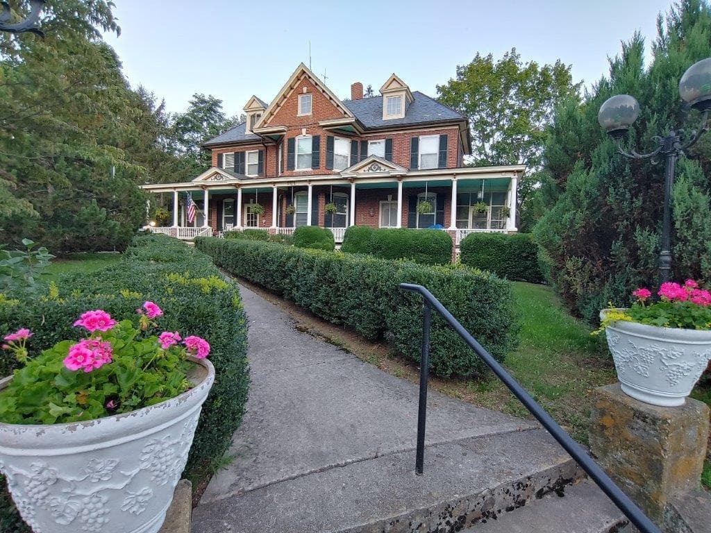 201 East Main St, Christiansburg, VA, photo 1 of 39