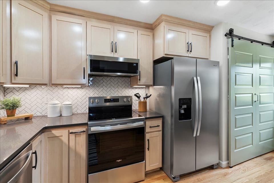 490 Sunnyside Lane NE, photo 10 of 39