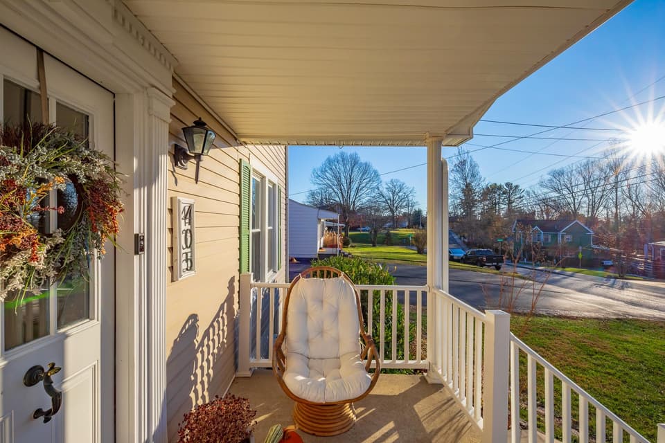 405 Lester Street, photo 9 of 40