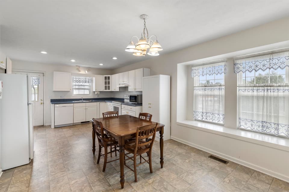 115 Darci Drive SE, photo 10 of 27