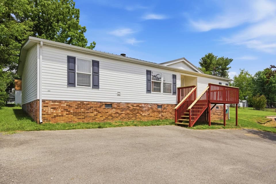 670 Liberty Street NE, photo 2 of 38