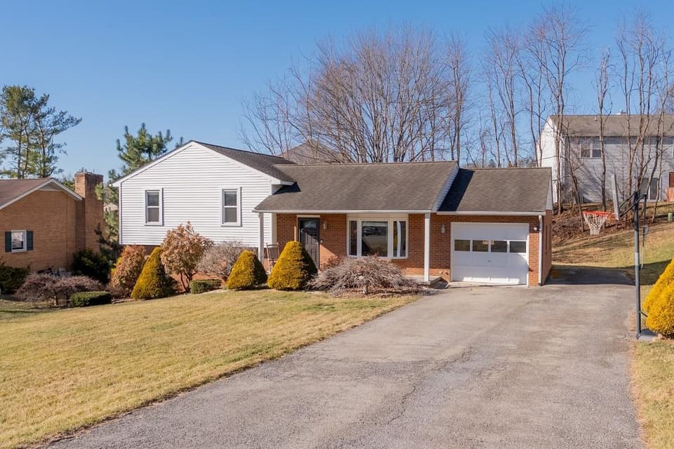640 Lyle Lane, photo 2 of 40