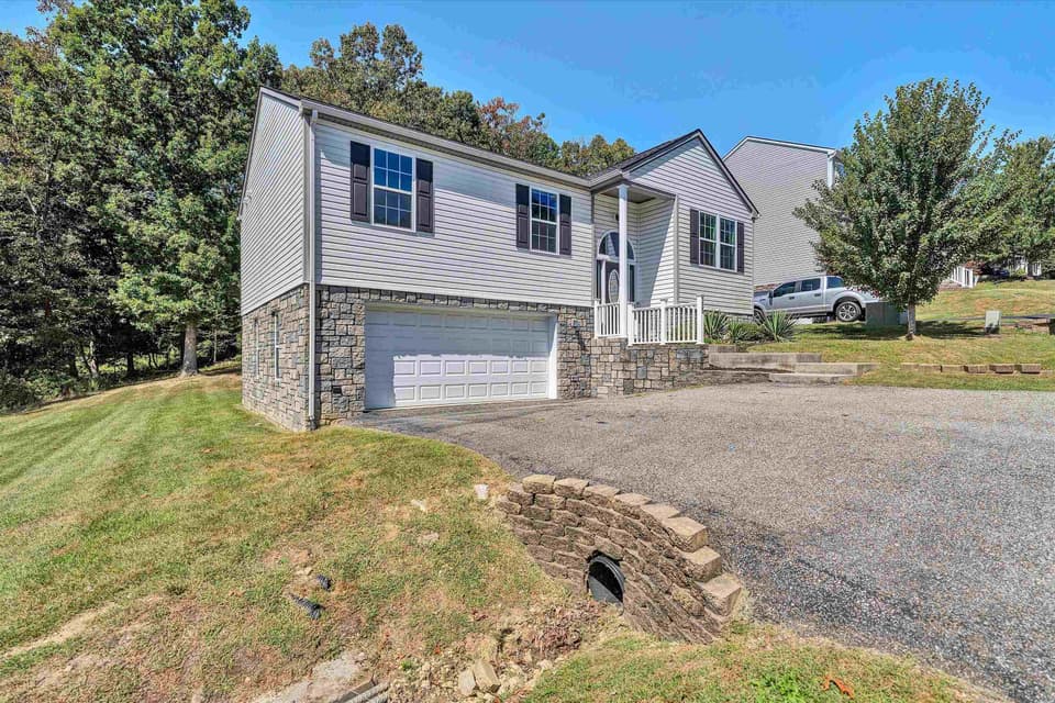 335 Robin Hood Drive, photo 2 of 40