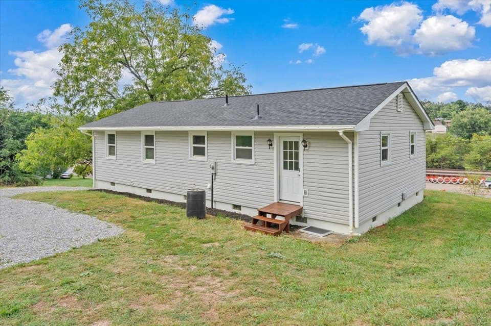 935 NE Depot Street NE, photo 21 of 26