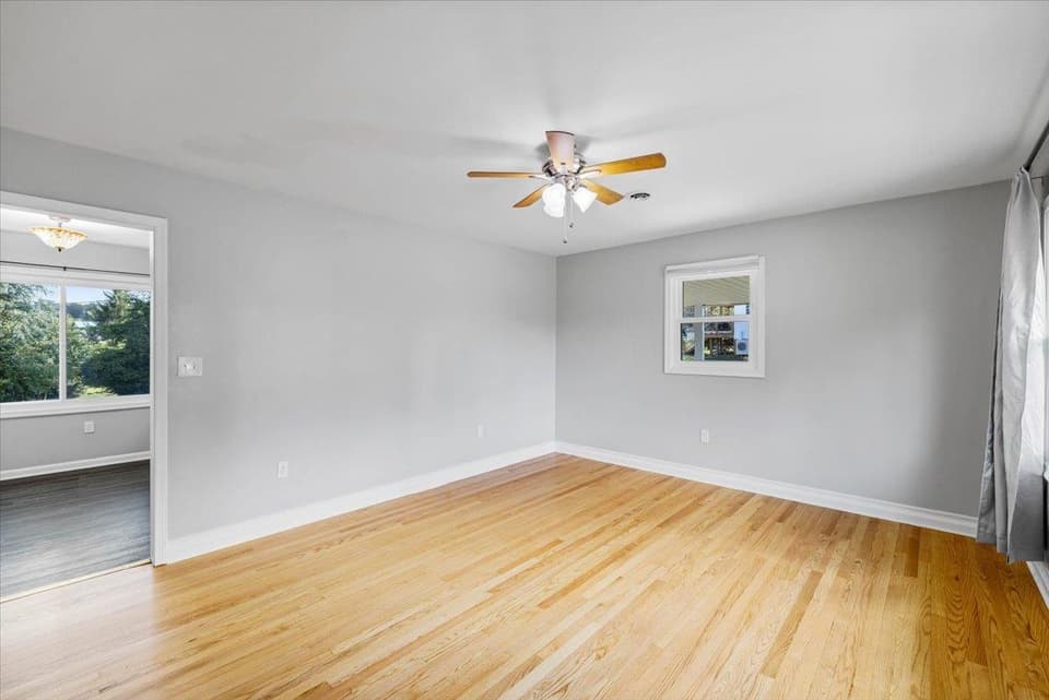 130 Greenway Drive, photo 3 of 30