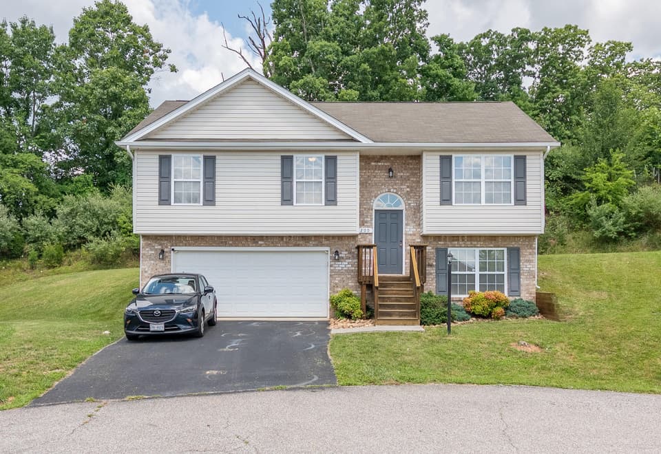 200 Wistaria Drive, photo 3 of 35