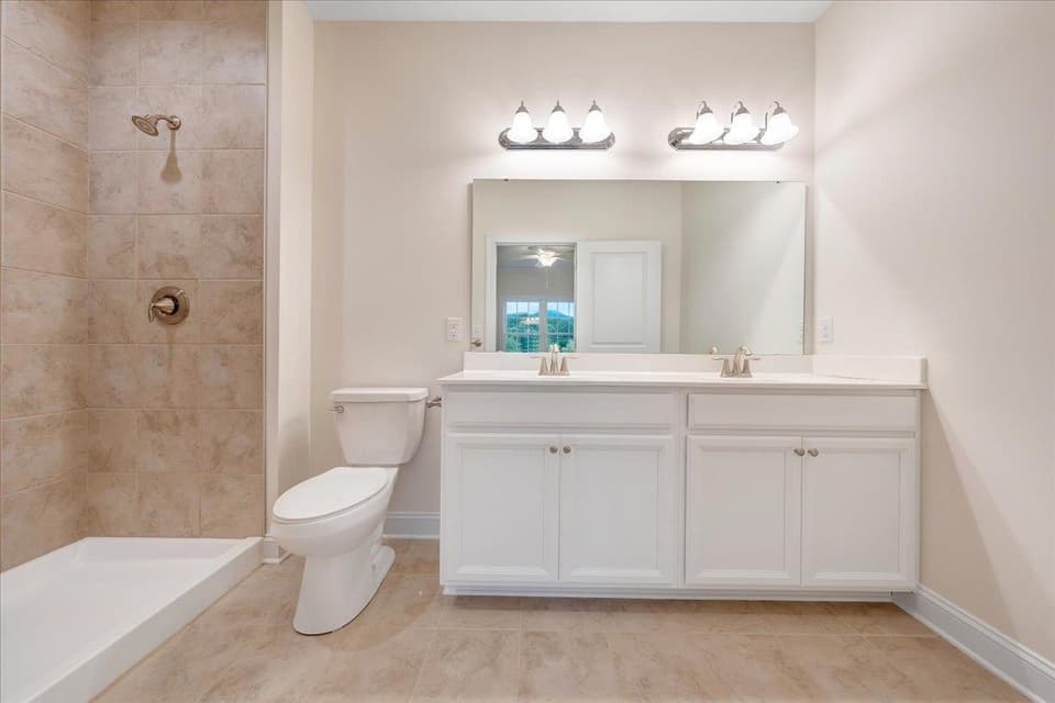 940 Holland Loop, photo 4 of 40