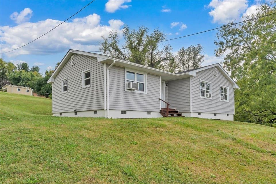 935 NE Depot Street NE, photo 23 of 26
