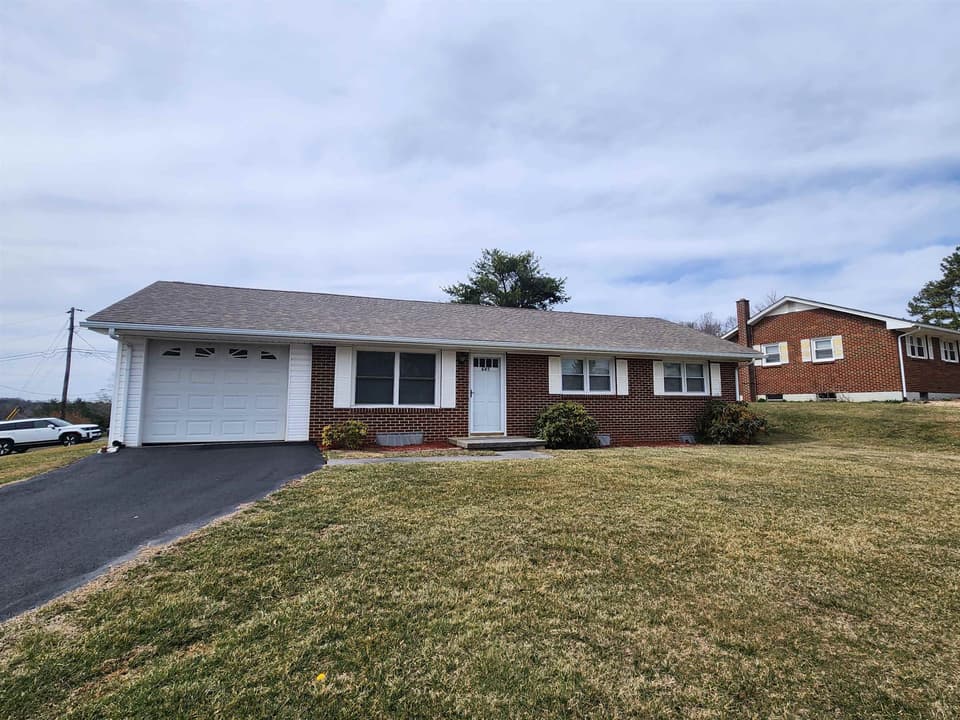 685 Starlight Drive, photo 3 of 30
