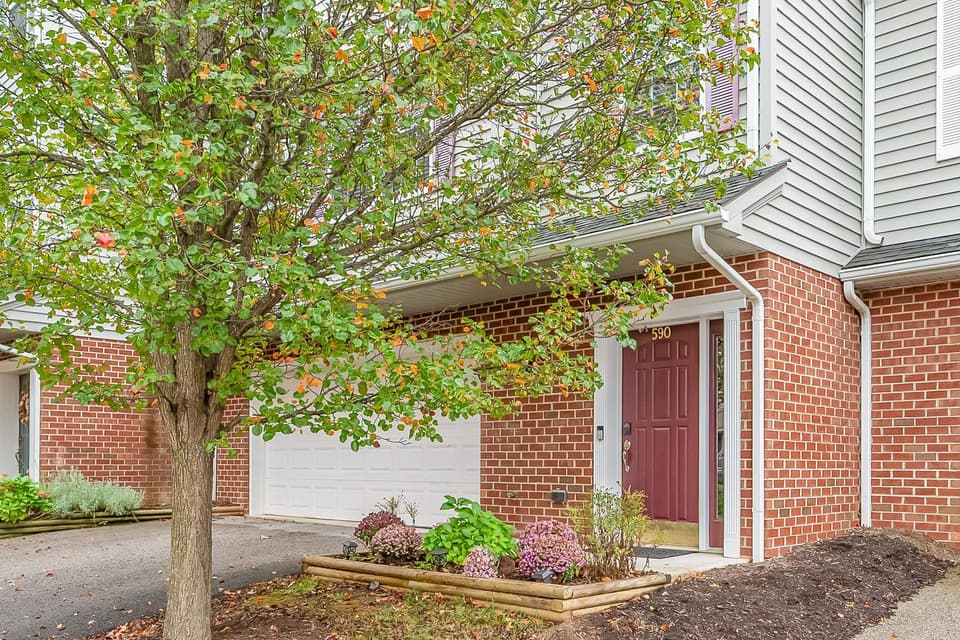 590 Tall Oak Boulevard, photo 3 of 40