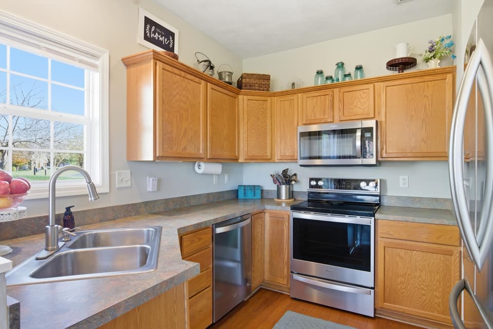 310 Windsor Drive, photo 15 of 40