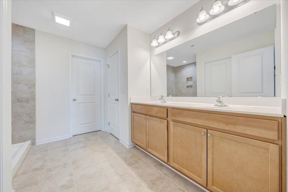 960 Holland Loop, photo 12 of 16