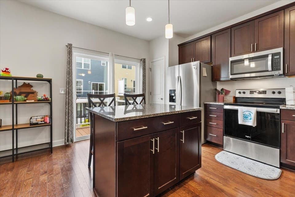 325 John Adams Drive, photo 16 of 40
