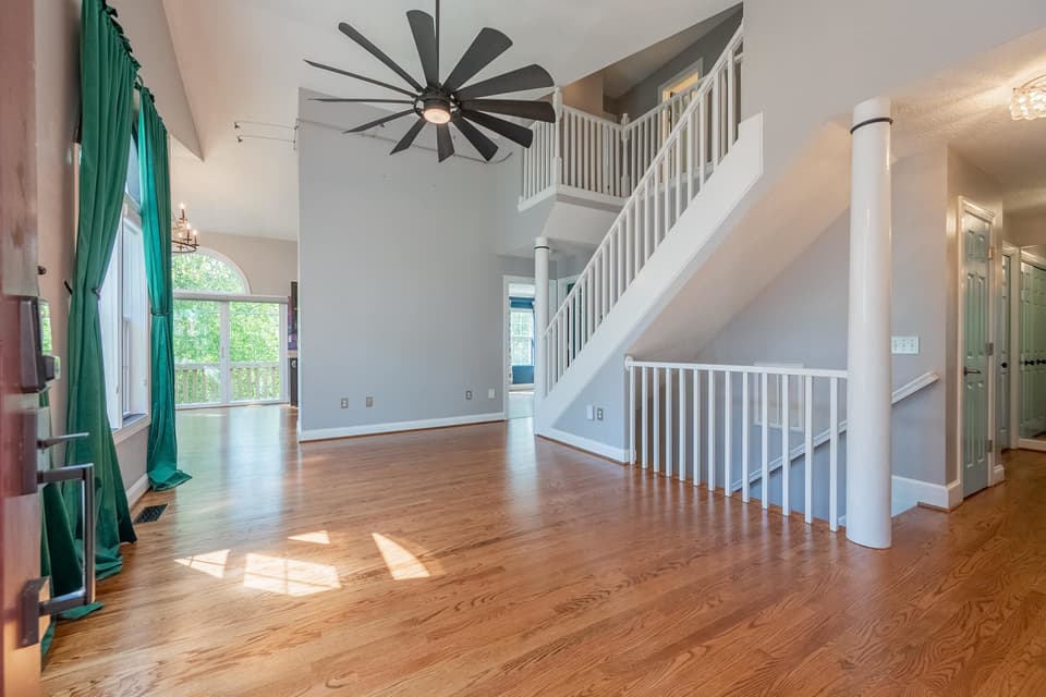 1095 Red Leaf Court, photo 6 of 40