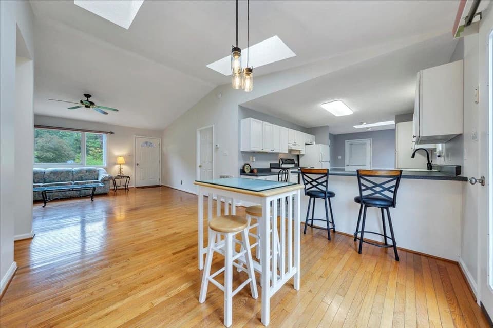 430 Virginian Drive, photo 8 of 36