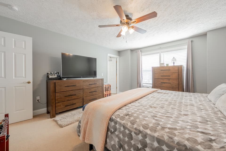 325 Oaktree Boulevard, photo 20 of 35