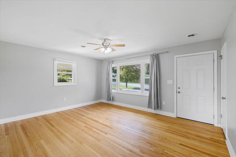 130 Greenway Drive, photo 2 of 30