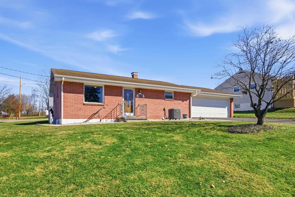 380 Clearview Drive, photo 2 of 40