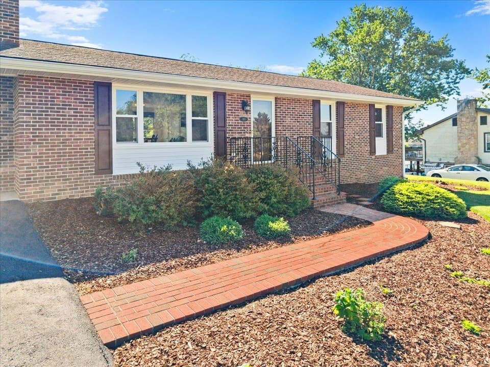 180 Henley Drive, photo 4 of 40