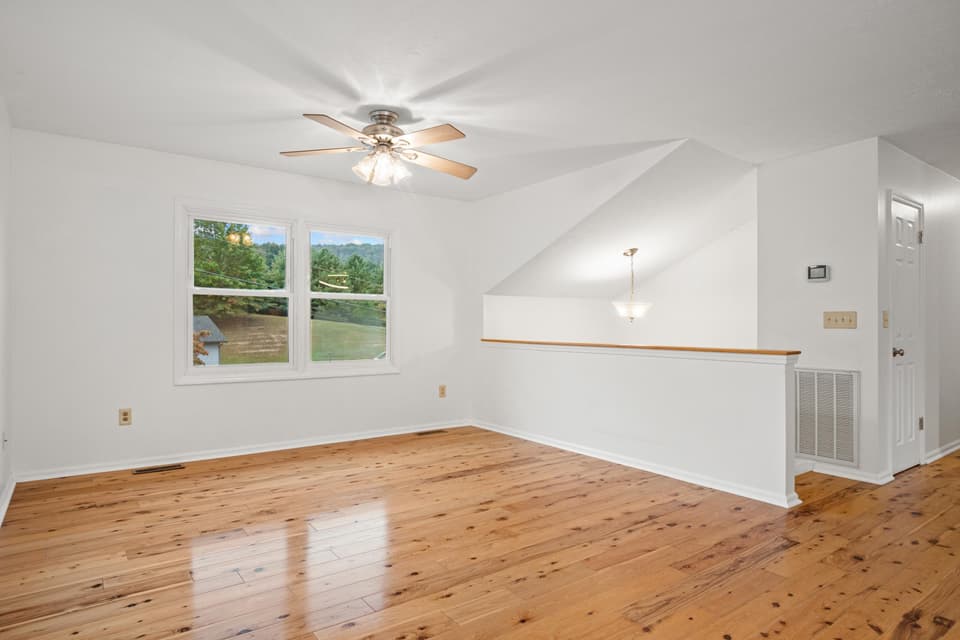 405 Overland Drive, photo 8 of 40