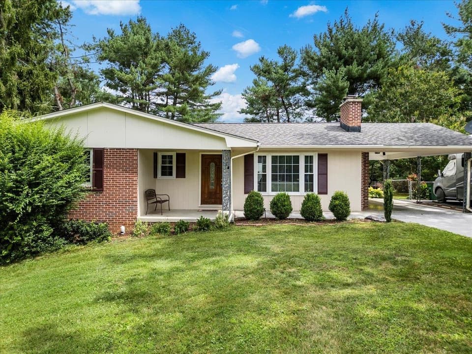 340 Walters Drive, photo 2 of 40