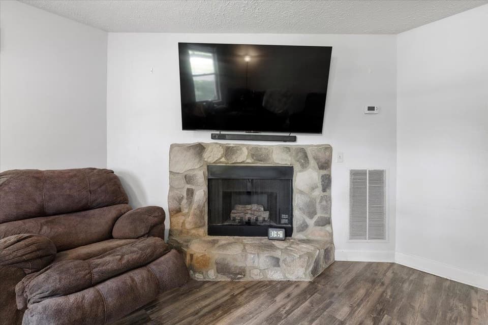 365 S Hill Drive, photo 7 of 40