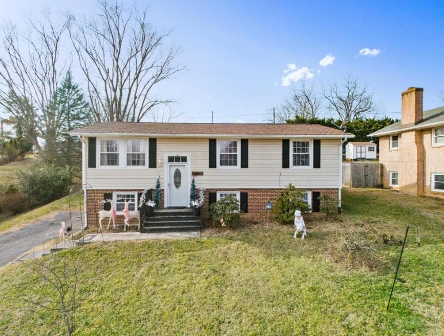 60 Betty Drive, photo 2 of 40