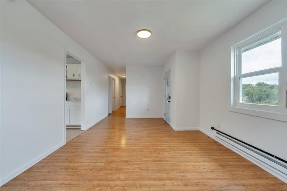 935 NE Depot Street NE, photo 5 of 26