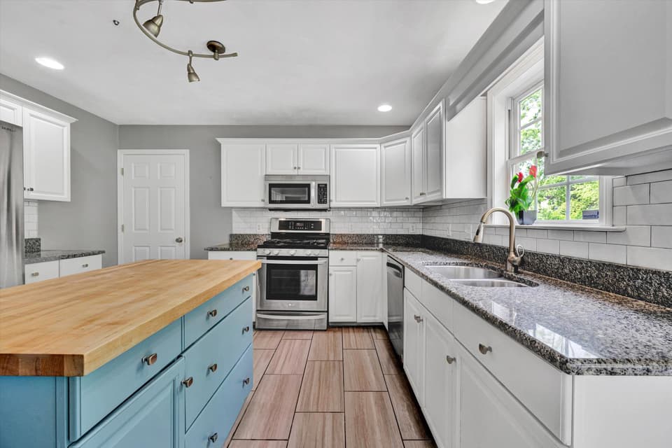 135 Sapphire Avenue, photo 15 of 40