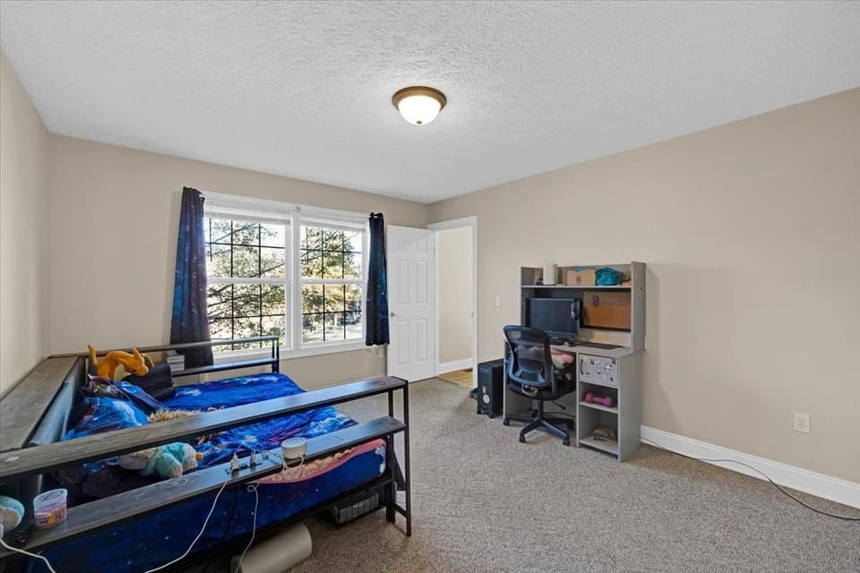 940 Oaktree Boulevard, photo 13 of 30