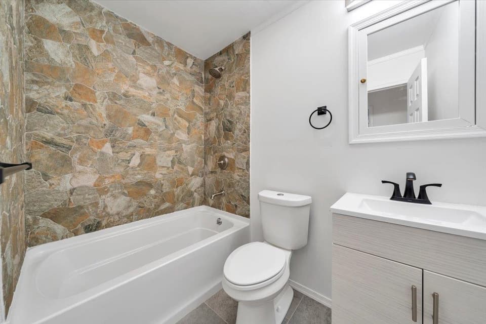 935 NE Depot Street NE, photo 11 of 26