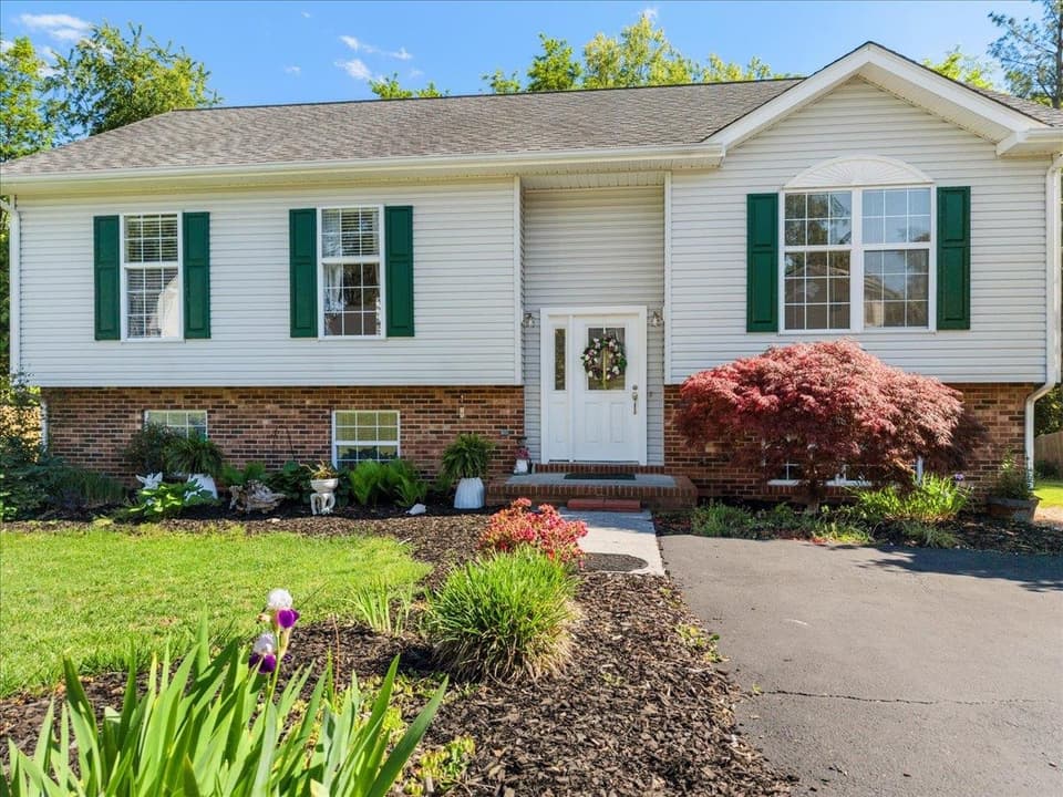 650 Warren Court, Christiansburg, photo 2
