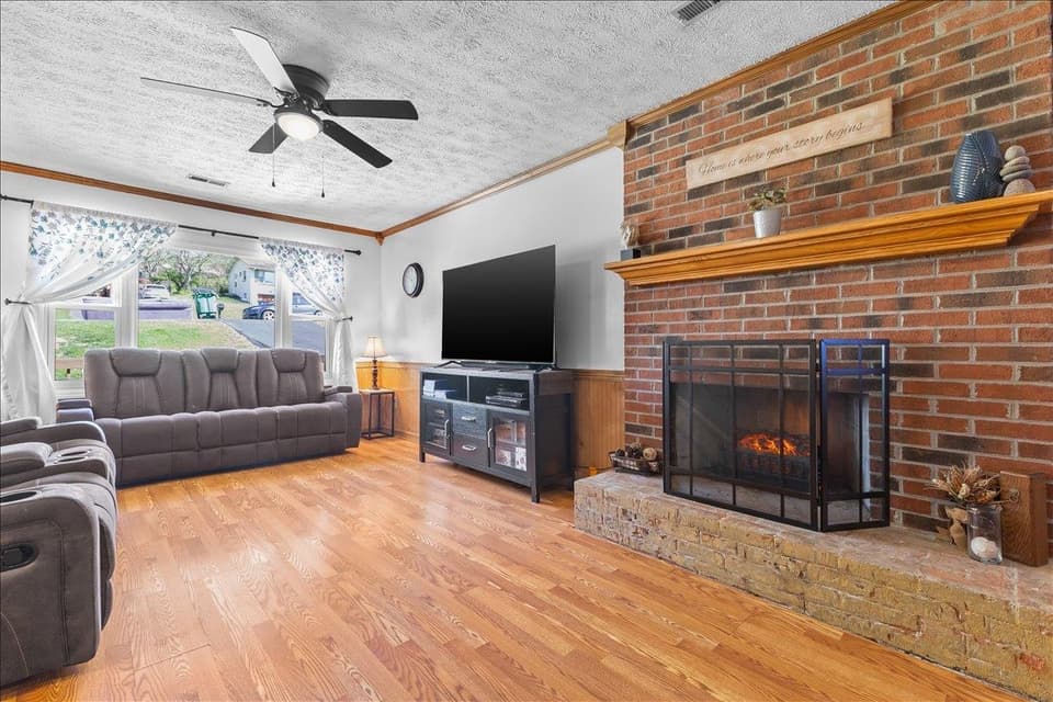 310 Overland Drive, photo 10 of 37