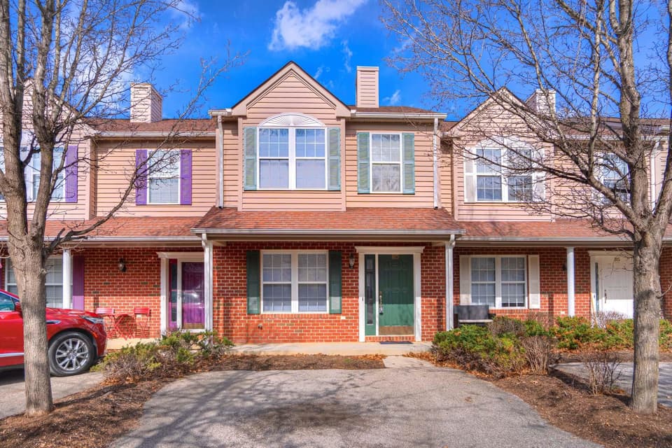 825 Oaktree Boulevard, photo 2 of 32