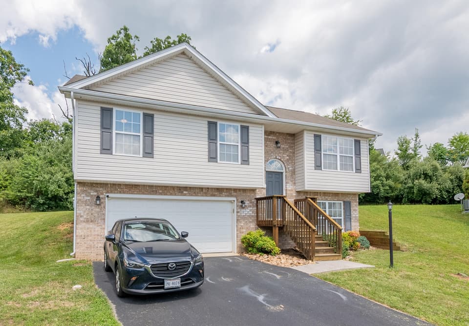 200 Wistaria Drive, photo 5 of 35